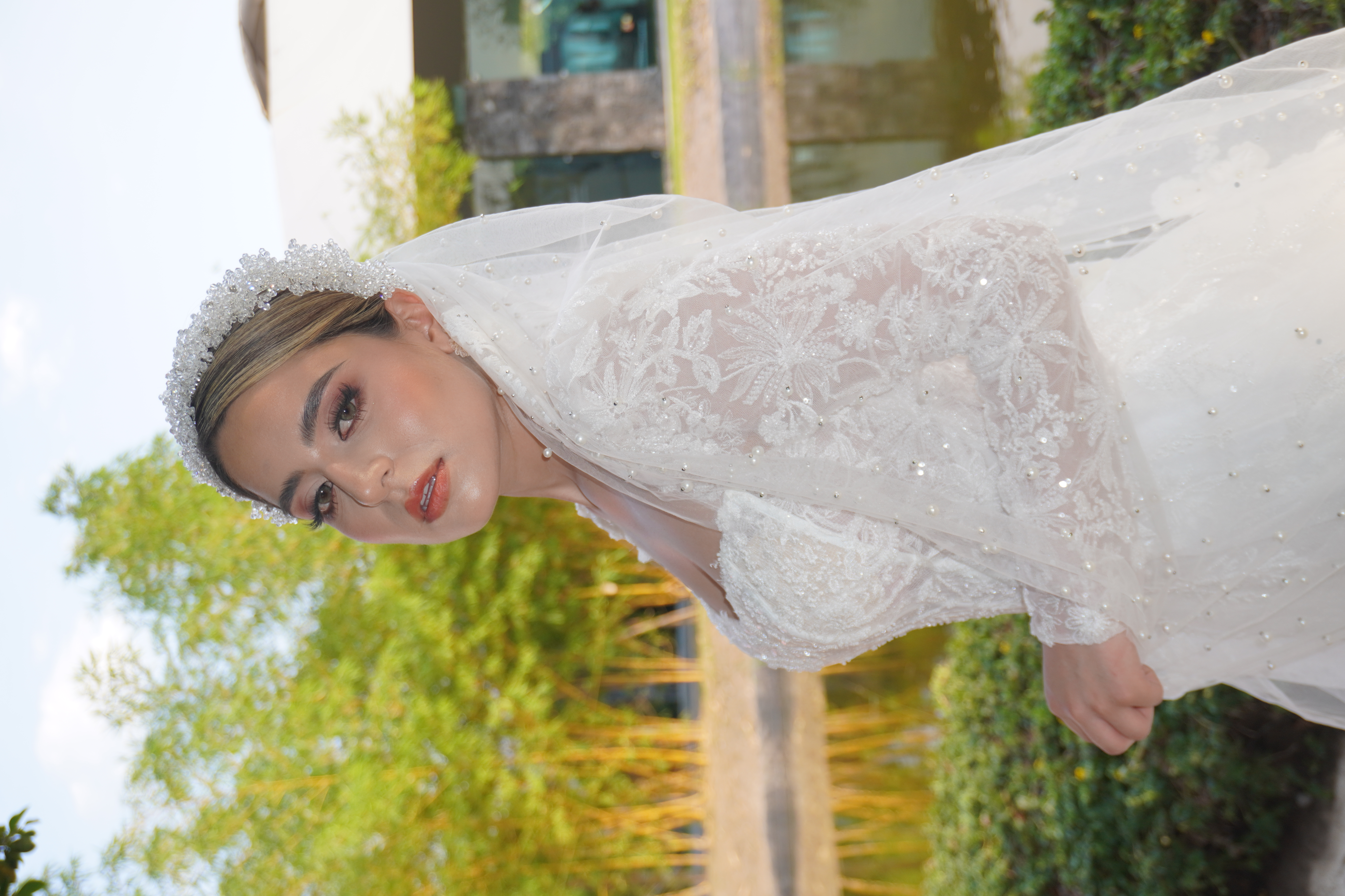 Novia con corona de cristales y velo en exterior