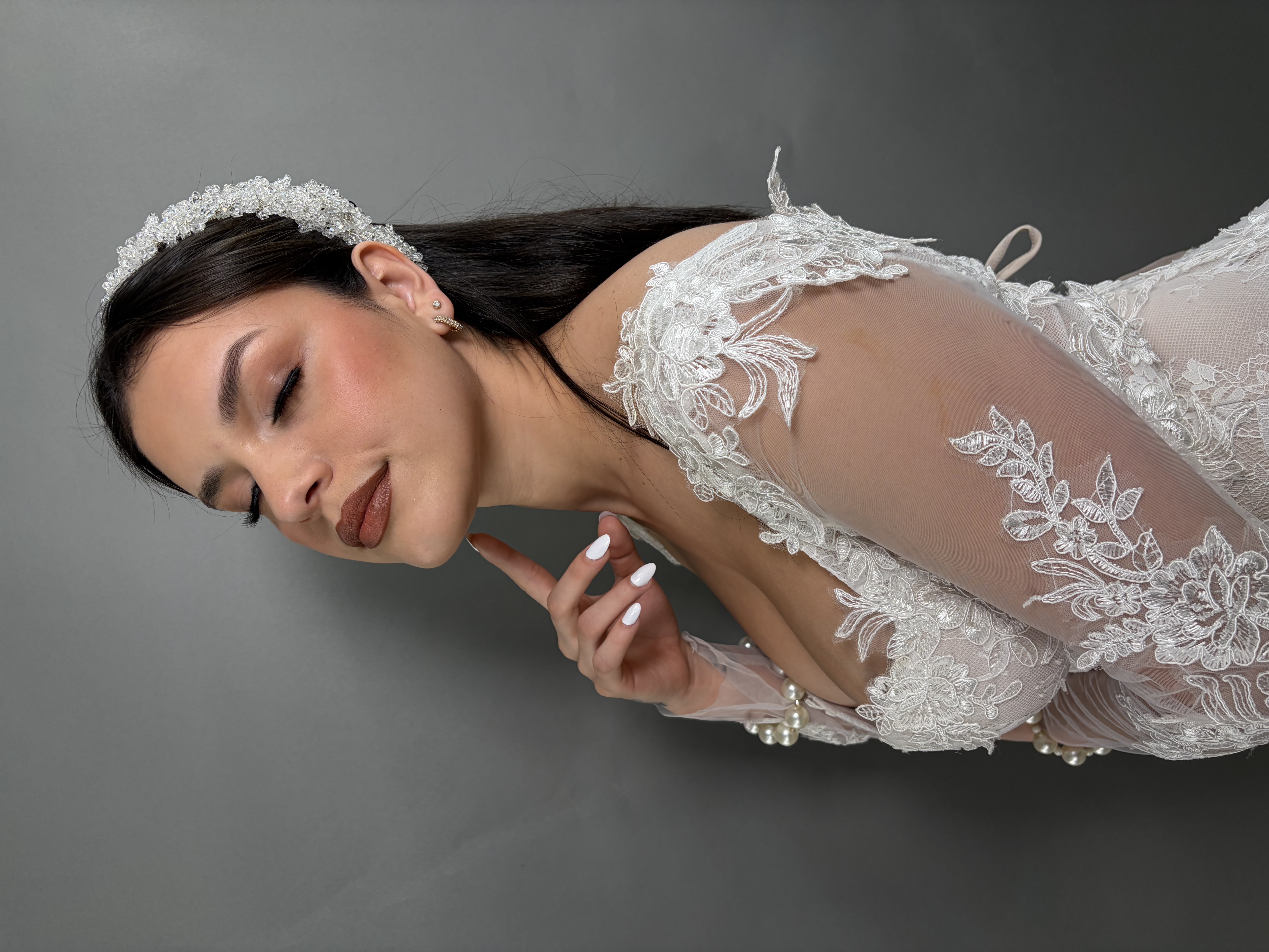 Retrato de novia con diadema de cristales y piel luminosa