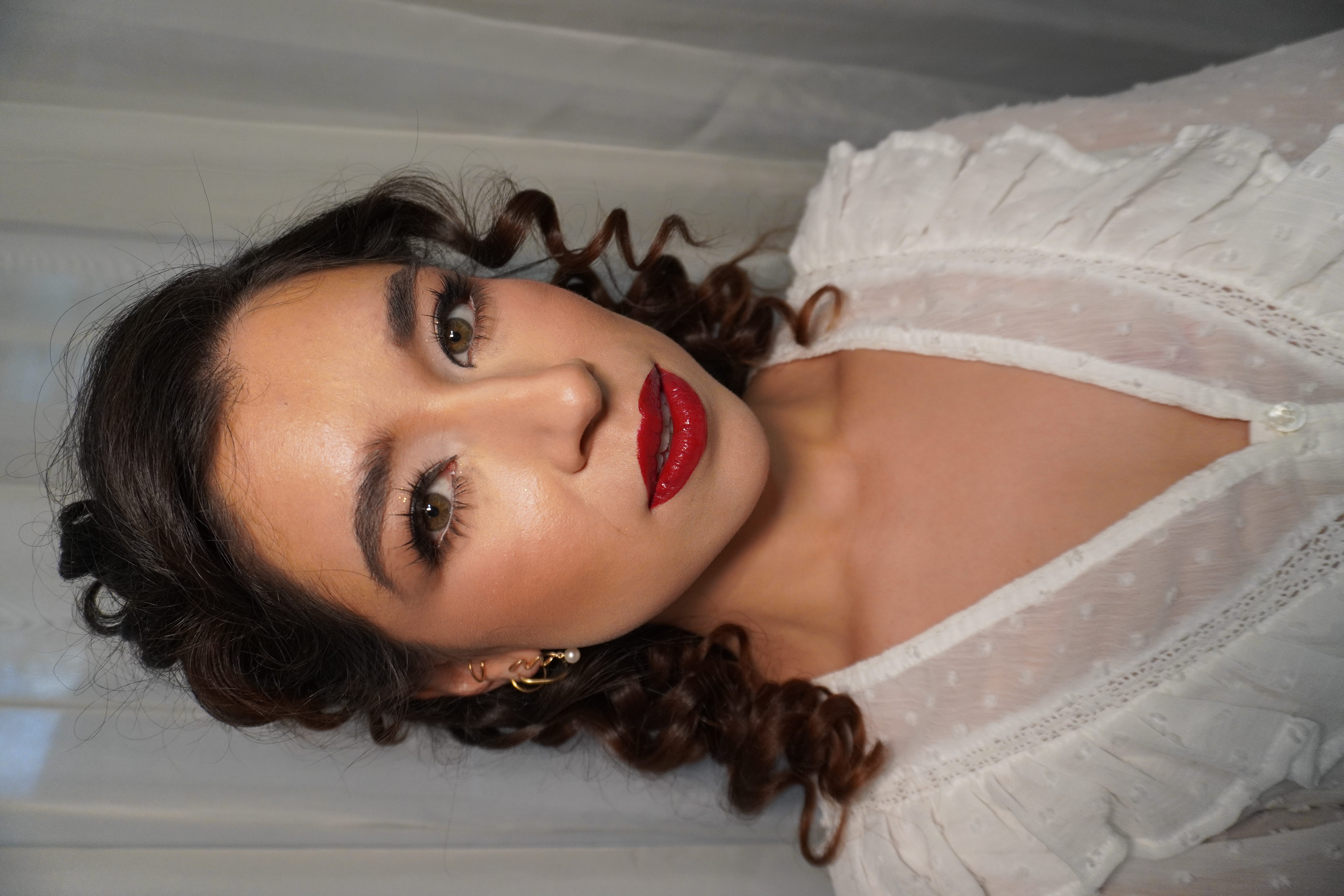 Novia con rizos definidos y labial rojo intenso
