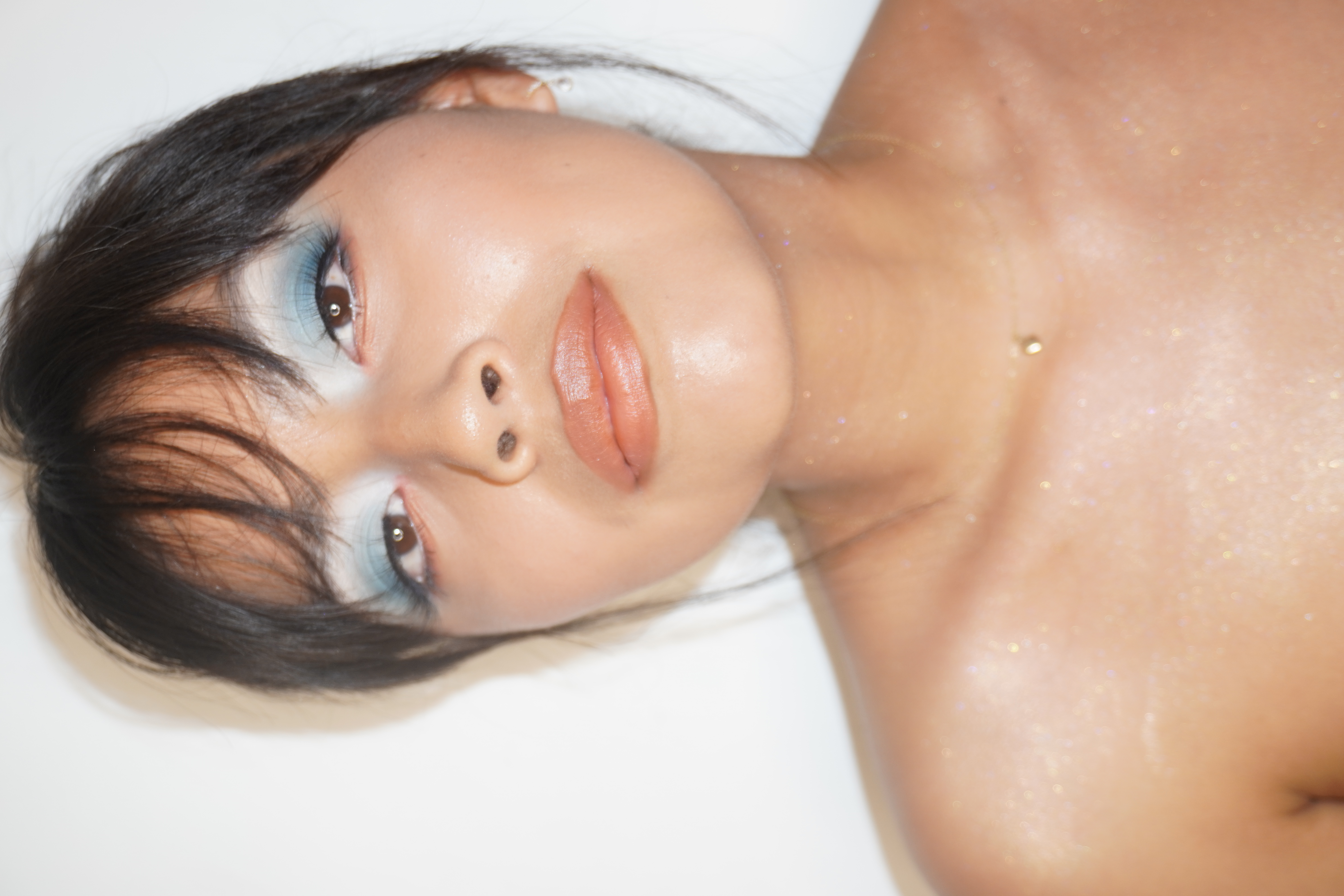 Primer plano con sombra azul y piel con destellos
