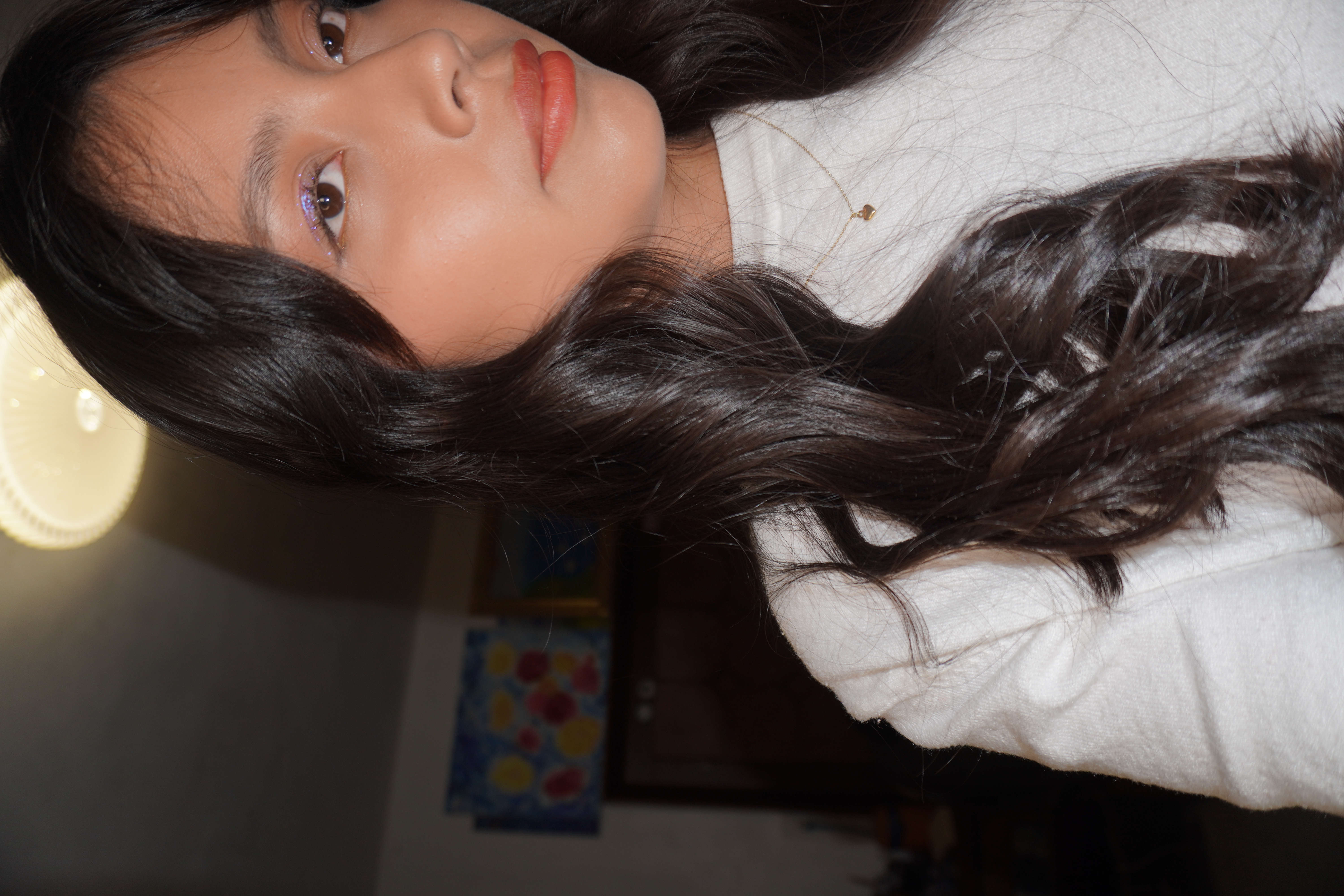 Retrato con destellos en el parpado y cabello con ondas